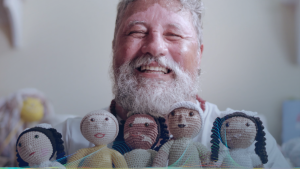 João faz bonecas que representam crianças com vitiligo.