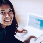 imagem com mulher mechendo em computador, representando uma solução de marketing de afiliados